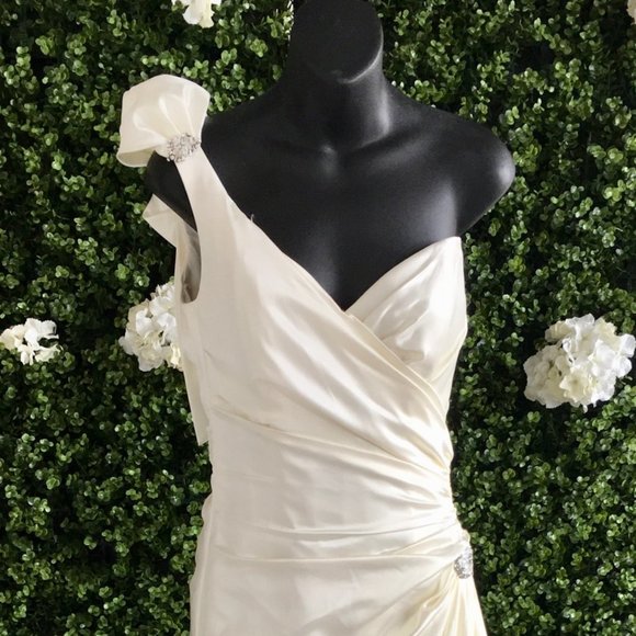 Sophia Tolli Size 06 Ivory A-Line Wedding Gown - Picture 1 of 10